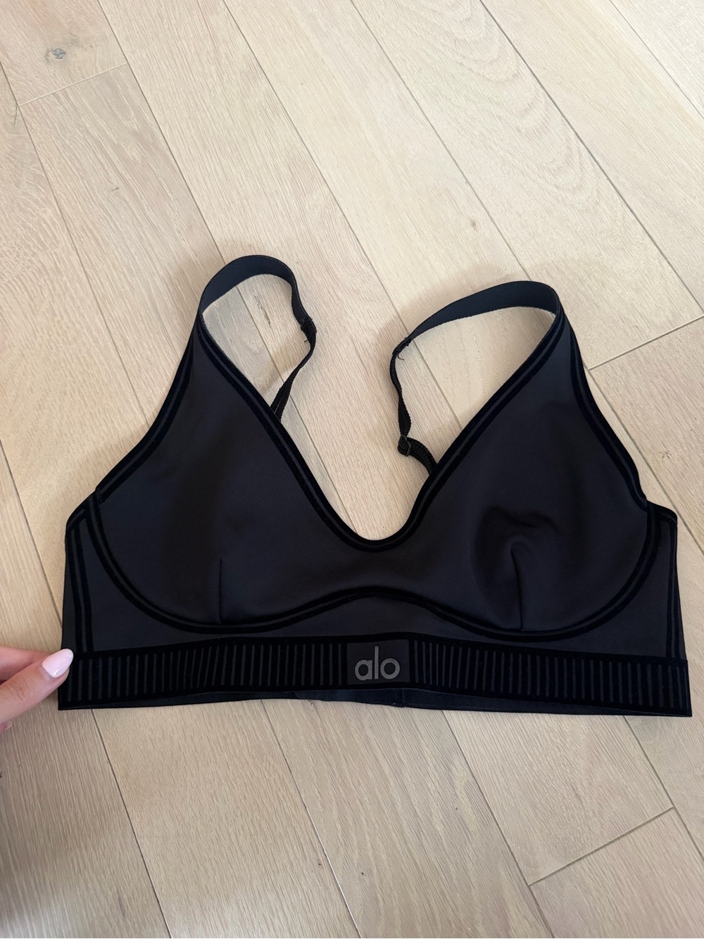 Alo Women’s Black V-Neck Sports Bra Size Small